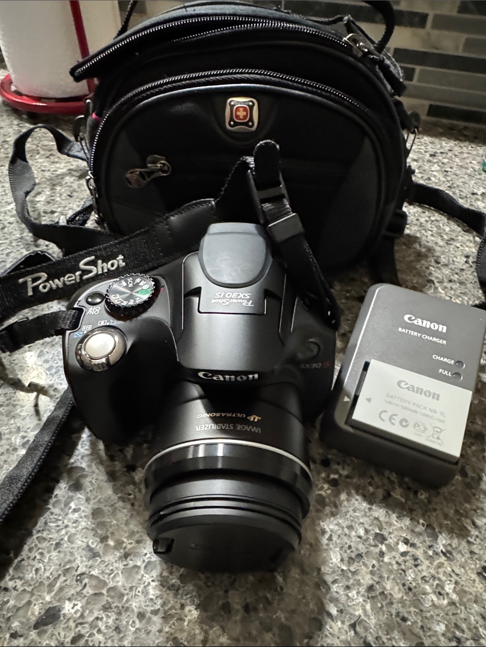 Canon Black PowerShot SX30 IS digital Camera with Case, Battery/charger like new